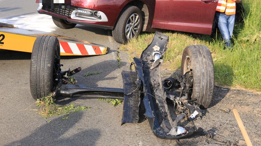 Unfall nahe Hof: Front beschädigt und Hinterachse herausgerissen