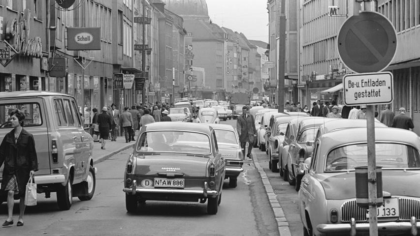 Gestern sah es so in der Breiten Gasse aus: Autos und gehetzte Passanten wirr durcheinander. Das Bild wird sich jedoch bald gewandelt haben, wenn die Straße nur Fußgängern gehört.  Hier geht es zum Artikel vom 2. Juli 1966: Fußgänger wird König.