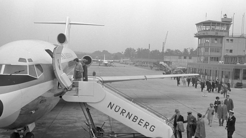 Vor dem Start zum Eröffnungsflug. 128 Passagiere haben im Düsen-Clipper Platz.   Hier geht es zum Artikel vom 3. Juli 1966: Flugzeit: 44 Minuten.