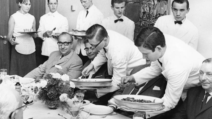 Elegant und gekonnt legen sie den Gästen die leckersten Sachen vor. 
  Hier geht es zum Artikel vom 5. Juli 1966: Gut servieren – eine Kunst.