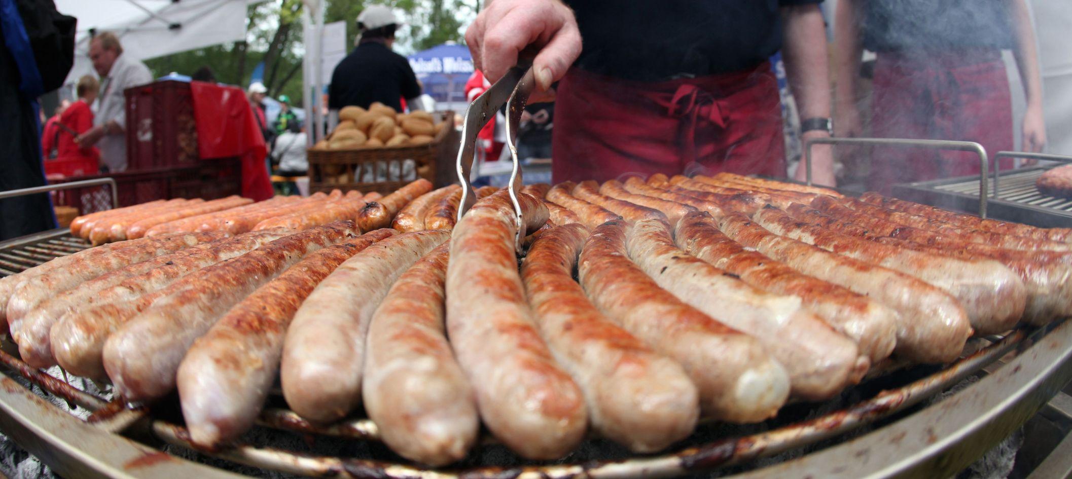 Die Fränkische Bratwurst ist eine der groben Sorten. Das Fleisch kommt durch den Wolf und wird dann traditionellerweise in Naturdarm mit Bändel, einer weißen Fettschicht am Rande des Schweinedarms, abgefüllt. Neben Salz, Pfeffer und Muskat ist Majoran und besonders Piment wichtig für den Geschmack. Die fertige Wurst wiegt 80 bis 90 Gramm.