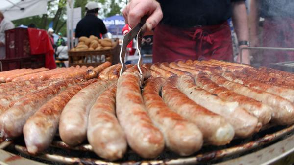 Die Fränkische Bratwurst ist eine der groben Sorten. Das Fleisch kommt durch den Wolf und wird dann traditionellerweise in Naturdarm mit Bändel, einer weißen Fettschicht am Rande des Schweinedarms, abgefüllt. Neben Salz, Pfeffer und Muskat ist Majoran und besonders Piment wichtig für den Geschmack. Die fertige Wurst wiegt 80 bis 90 Gramm.