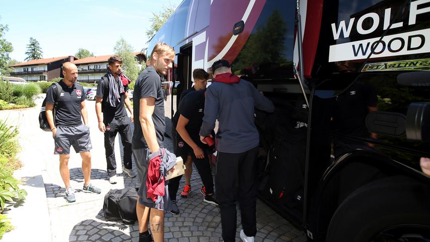 Während Hanno Behrens vor dem Mannschaftsbus noch aus- und Sachen hält, machen sich einige weitere Club-Spieler auf den Weg in ihre Unterkunft. So etwa...