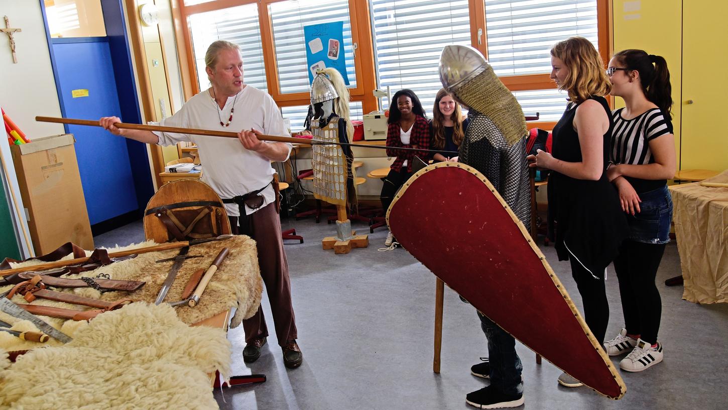 Waffenexperte Stefan Horvath veranschaulicht die Wirkung einer keltischen Lanze. Waffenexperte Stefan Horvath veranschaulicht die Wirkung einer keltischen Lanze.
