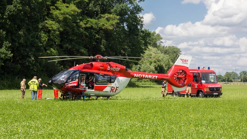 Ein 34-Jähriger stürzte am Freitagmittag in Fürth bei Baumfällarbeiten 17 Meter in die Tiefe und wurde mit schweren Verletzungen mit einem Rettungshubschrauber in ein Krankenhaus gebracht.