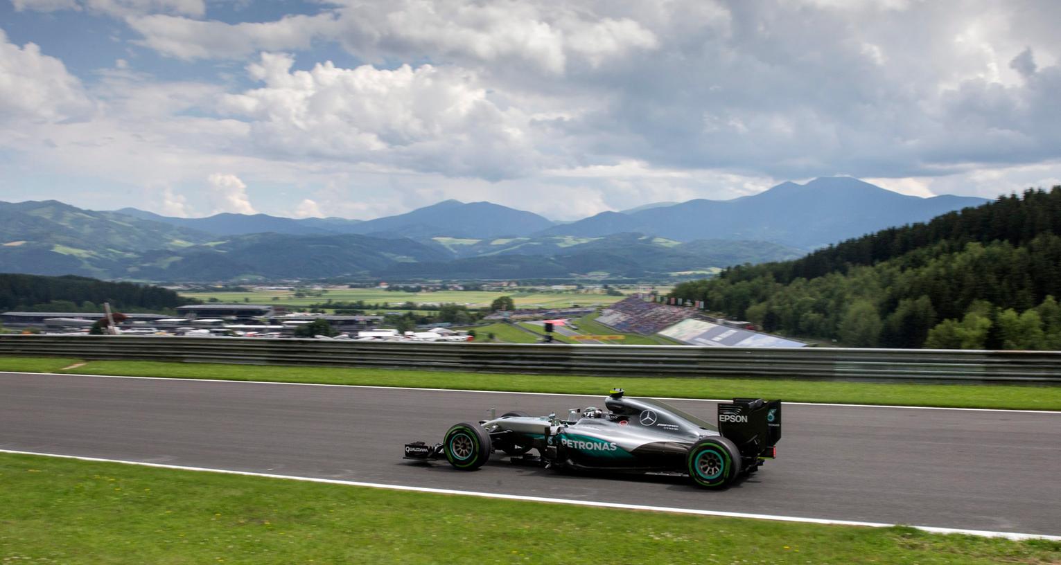 Noch ist die Strecke trocken und noch haben die Wolken ihre Schleusen nicht geöffnet. Doch gleich prasselt ein Regen- und Hagelschauer auf Nico Rosberg und die Piloten der Formel 1 herab.
