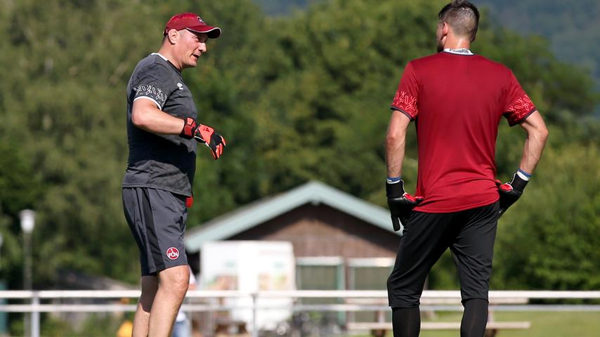 ...Torhüter derweil - hier Thorsten Kirschbaum - bekamen ihre Anweisungen von Adam Matysek, der vorübergehend - und so auch im Chiemgau - die Keeper des Altmeister erneut unter seinen Fittichen hat.