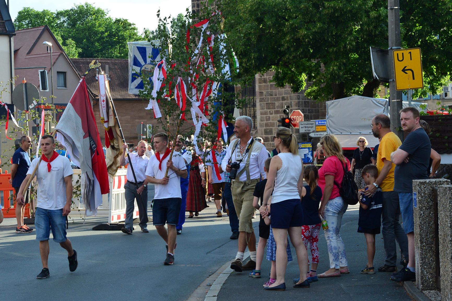 ErlangenBruck feiert Kerwa mit Tauben, Tracht und tollem Essen