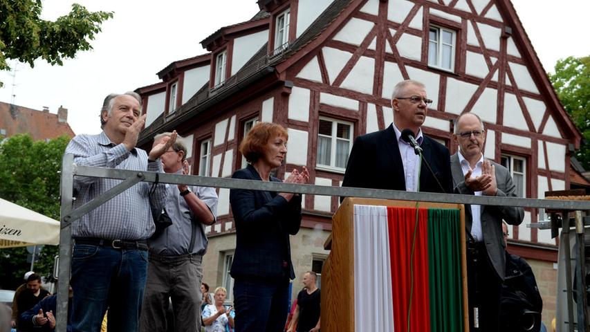 FOTO: Hans-Joachim WInckler DATUM 2.7.2016.MOTIV: Gegendemo in Zirndorf - Auf  dem MArktplatz sammeln sich die Gegener der Nazi-Demo