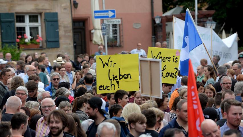 FOTO: Hans-Joachim WInckler DATUM 2.7.2016.MOTIV: Gegendemo in Zirndorf - Auf  dem MArktplatz sammeln sich die Gegener der Nazi-Demo