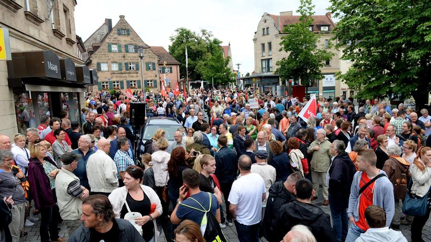 FOTO: Hans-Joachim WInckler DATUM 2.7.2016..MOTIV: Gegendemo in Zirndorf - Auf  dem MArktplatz sammeln sich die Gegener der Nazi-Demo