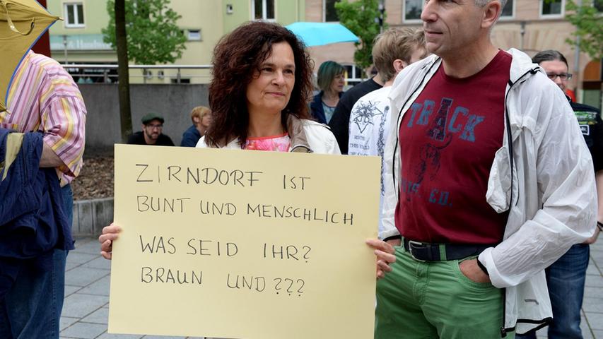 FOTO: Hans-Joachim WInckler DATUM 2.7.2016..MOTIV: Gegendemo in Zirndorf - Auf  dem MArktplatz sammeln sich die Gegener der Nazi-Demo