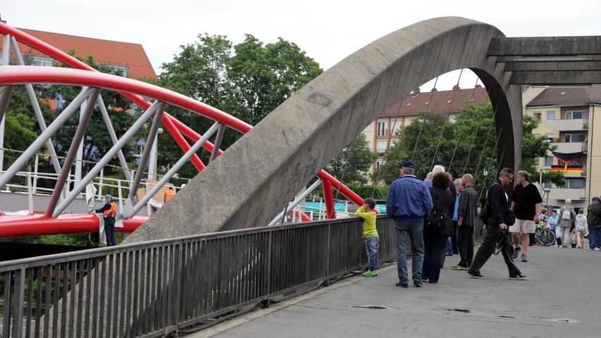 Weil der alte Heistersteg über den Frankenschnellweg nahe des Dianaplatzes marode ist, wurde er heute durch eine neue Brücke ersetzt, die mit einem riesigen Kran eingehoben wurde.