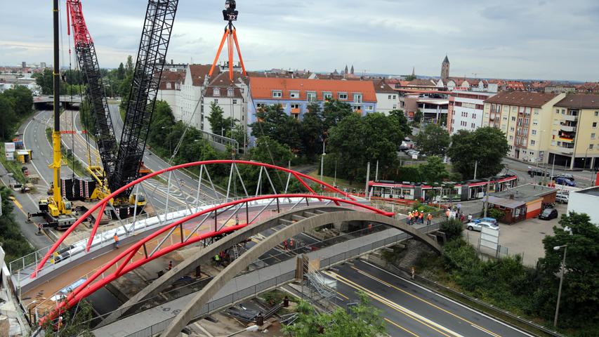 Weil der alte Heistersteg über den Frankenschnellweg nahe des Dianaplatzes marode ist, wurde er heute durch eine neue Brücke ersetzt, die mit einem riesigen Kran eingehoben wurde.