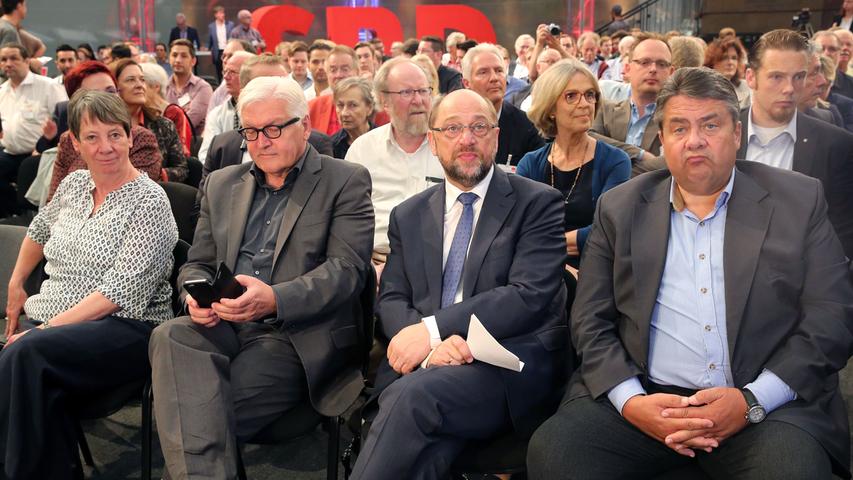Ende 2016 kündigte Schulz an, nicht mehr für das Amt des Präsidenten des Europäischen Parlaments zu kandidieren - und stattdessen in die Bundespolitik zu wechseln. Mit ihm kam ein neuer starker Mann zurück in die Bundes-SPD. Da war schon klar, dass Frank-Walter Steinmeier (l.) als Bundespräsident antrat. Doch die K-Frage sollte sich zwischen Sigmar Gabriel (r.) und Schulz entscheiden.