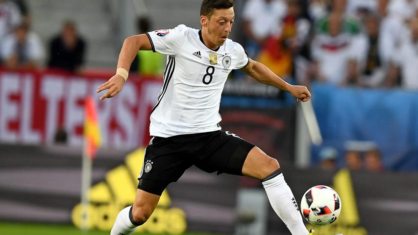 Bereits gegen die Slowaken verschoss Mesut Özil seinen Elfmeter und auch gegen Italien setzte er seinen Ball an den Pfosten. Trotzdem: nach Löws Umstellung kam Özil über die linke Seite und netzte zur 1:0-Führung ein.
 kicker: 2 | User: 2,9 (69 Stimmen)