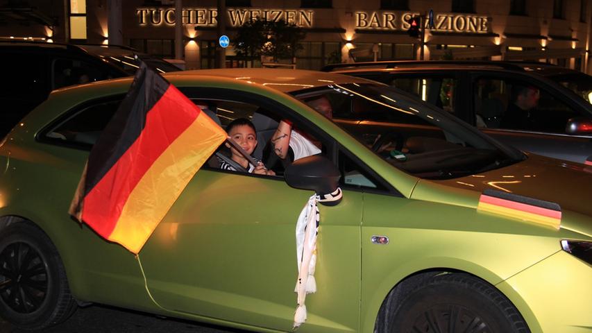 EM-Halbfinale! Fans feiern mit Autokorso in Nürnberg die DFB-Elf