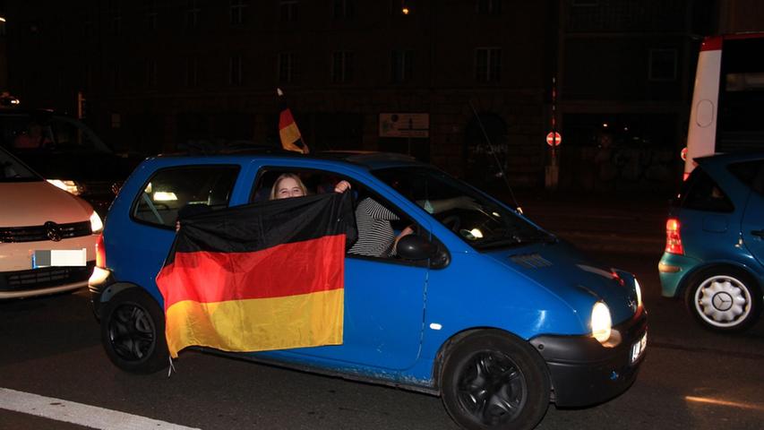 EM-Halbfinale! Fans feiern mit Autokorso in Nürnberg die DFB-Elf