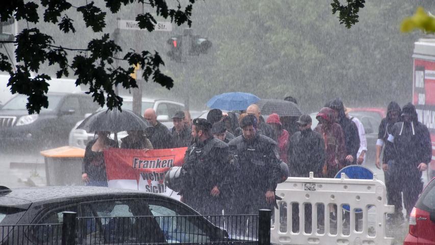 Marsch der Neonazis zur ZAE im Regen...