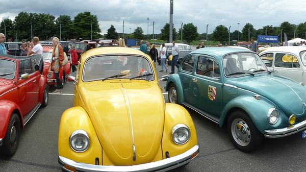 Er läuft und läuft und läuft und jedes Kind kennt ihn, auch 40 Jahre nach Ende der Produktion in Deutschland: Der VW Käfer. Es gab ihn in Gelb bei der Bundespost, in Grün bei der Polizei, in Rot bei der Feuerwehr und in unzähligen weiteren Farben von "Saharabeige" bis "Delphinblau" überall in Deutschland und auf der ganzen Welt. Über 21,5 Millionen Stück wurden gebaut. Die berühmtesten zwei liefen als "Dudu" und als "Herbie" auf der Kinoleinwand zu Hochform auf.