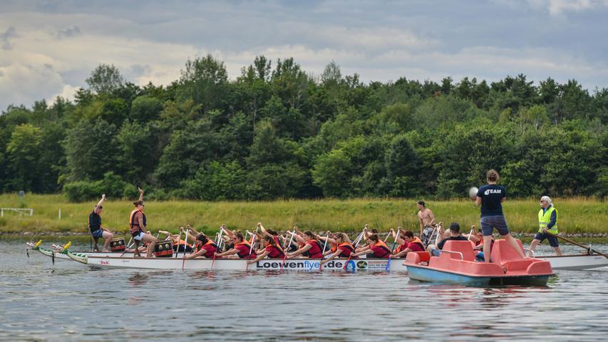 Spannende Rennen im Drachenboot über den Rothsee