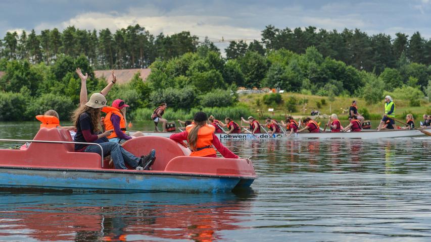 Spannende Rennen im Drachenboot über den Rothsee