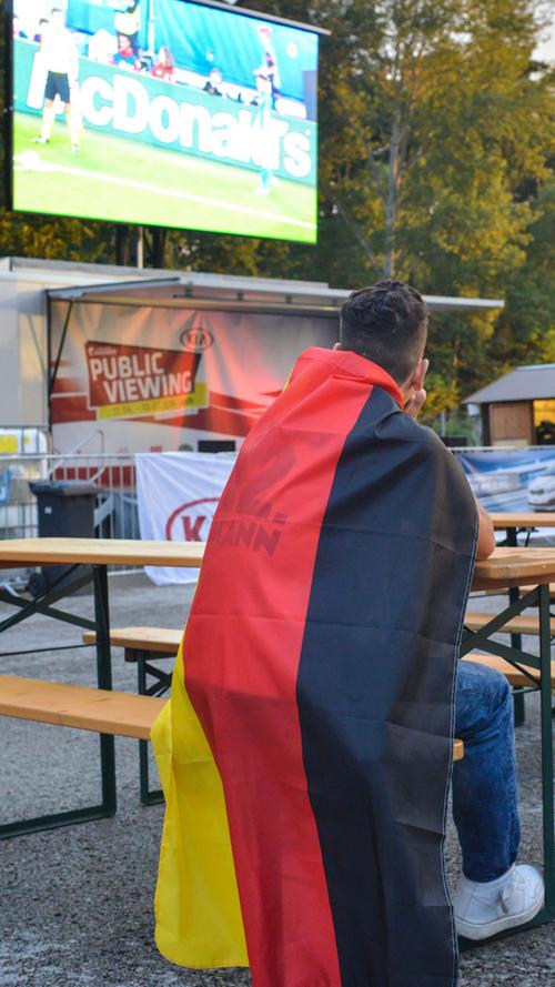 Kühles Fußballfest und heißer Torjubel beim Public Viewing in Roth