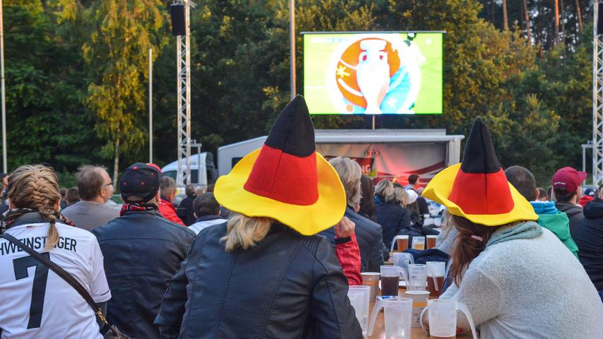 Kühles Fußballfest und heißer Torjubel beim Public Viewing in Roth
