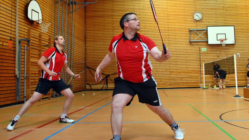 Beim Erlanger Badminton-Sommerturnier des SC Uttenreuth flogen die Federbälle. Gespielt wurde in der Spardorfer Schulsporthalle in den Disziplinen Einzel, Doppel und Mixed. Dem erfolgreichsten Verein winkte ein Wanderpokal.