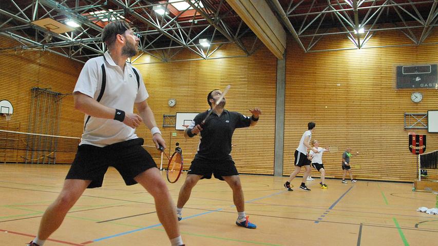 Beim Erlanger Badminton-Sommerturnier des SC Uttenreuth flogen die Federbälle. Gespielt wurde in der Spardorfer Schulsporthalle in den Disziplinen Einzel, Doppel und Mixed. Dem erfolgreichsten Verein winkte ein Wanderpokal.