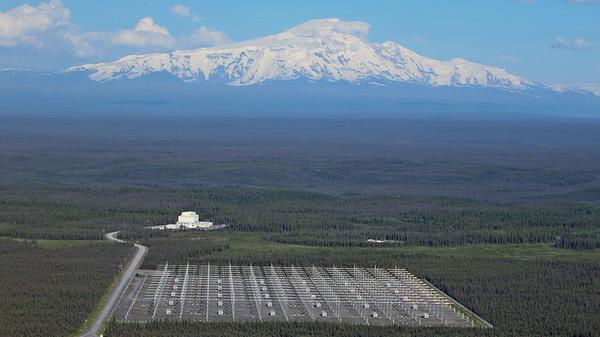 Rekordhitze, Stürme, Dauerregen, Überschwemmungen: Das Wetter der vergangenen Jahre hatte einiges zu bieten. Verantwortlich dafür sind laut Ansicht einiger Verschwörungstheoretiker allerdings weder normale Wetterkapriolen, noch der Klimawandel, sondern eine Antennenanlage in Alaska. Das HAARP (englisch für High Frequency Active Auroral Research Program) - ein militärisches und ziviles Forschungsprogramm - dient eigentlich der Untersuchung der oberen Schichten der Atmosphäre. Nach Ansicht der Anhänger dieser Verschwörungstheorie ist das HAARP aber ein regelrechter Tausendsassa: Nicht nur das Wetter lässt sich damit manipulieren, sondern auch Vulkanausbrüche und Erdbeben erzeugen. So soll mit Hilfe des HAARP beispielsweise das verheerende Erdbeben in Japan 2011 durch gezielte Aufheizung der dortigen Ionosphäre ausgelöst worden sein.
