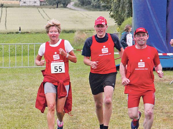 Mit gutem Beispiel voran: Vorstandsmitglied Daniela Heil von der Sparkasse Mittelfranken-Süd lief in Begleitung von Frank Sarres und Herbert Brickel ( v. li.) ins Ziel. Mit gutem Beispiel voran: Vorstandsmitglied Daniela Heil von der Sparkasse Mittelfranken-Süd lief in Begleitung von Frank Sarres und Herbert Brickel ( v. li.) ins Ziel.