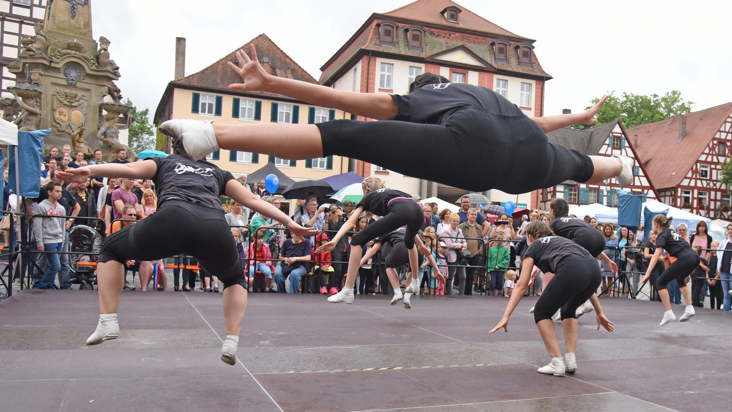 Zahlreiche Zuschauer verfolgten die teilweise akrobatischen Tanzvorführungen auf der großen Bühne.