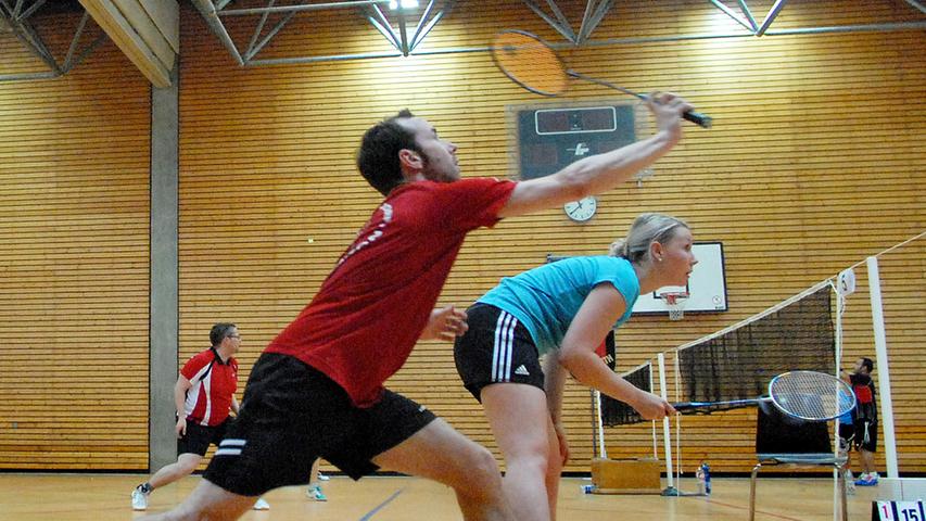 Fliegende Federbälle in hitziger Halle: Badminton in Erlangen