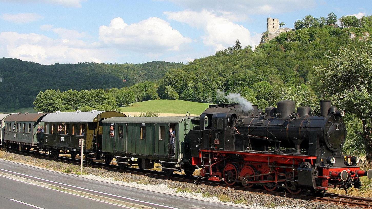 Am Sonntag, 21. Oktober 2018, steht die ELNA-Nebenbahndampflok des Museumsvereins "Dampfbahn Fränkische Schweiz" zu ihrem 88. Geburtstag noch einmal unter Dampf.