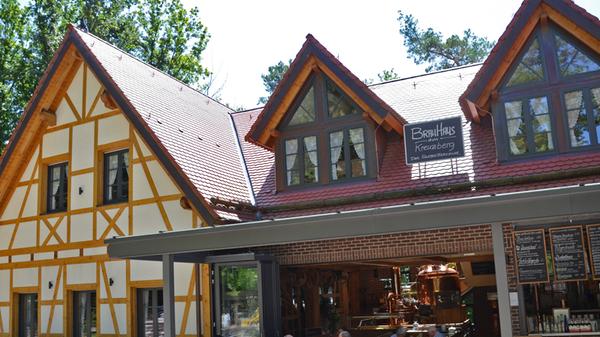 Im Brauhaus am Kreuzberg wird vor allem für den eigenen Bierkeller gebraut, und das in ungeahnter Sortenvielfalt: Vom Sommergold bis zum Wintertraum, vom Schlotfegerla über das Whiskeybier und den Kreuzbergator bis zum "Sündenbock" lässt hier der Brauer seiner Kreativität gerne freien Lauf. Die zum Brauhaus gehörende Brennerei gilt als eine der besten Deutschlands. // Kreuzberg 1, 91352 Hallerndorf