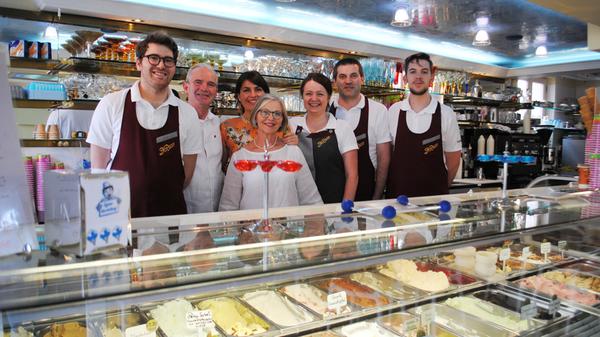 Die Eisdiele "De Rocco" ist in Schwabach eine echte Institution. Seit 1966 steht der Familienbetrieb für feinsten Geschmack. Somit ist die Eisdiele "De Rocco" mit 871 Stimmen der Platz 1 unseres User-Votings.