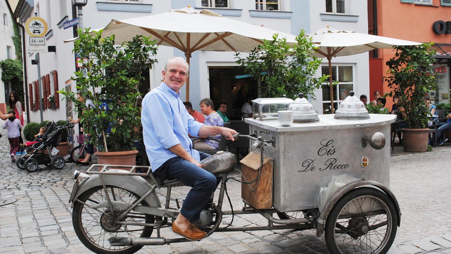 Guido De Rocco mit seinem historischen Eiswagen-Motorrad vor dem Eiscafé De Rocco in der Schwabacher Ludwigstraße.