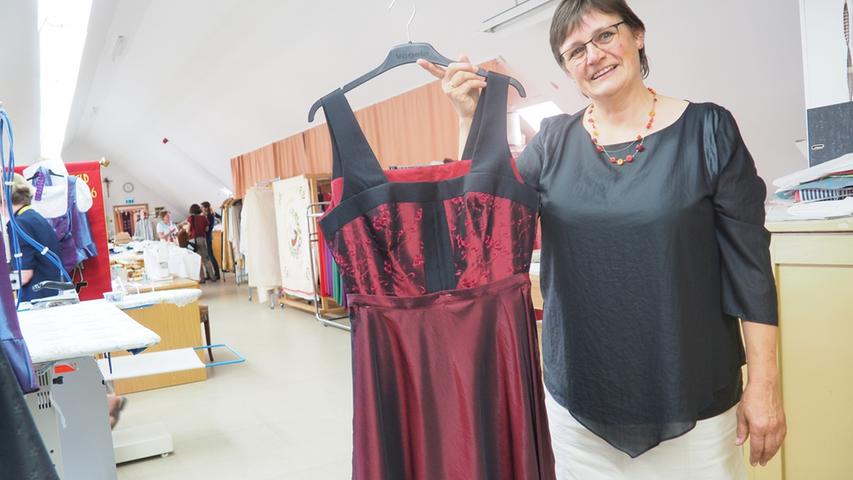 Silvia Gradl organisiert noch bis Ende Juli einen Ausverkauf, im Angebot sind unter anderem mittelfränkische Trachten und kirchliche Gewänder.