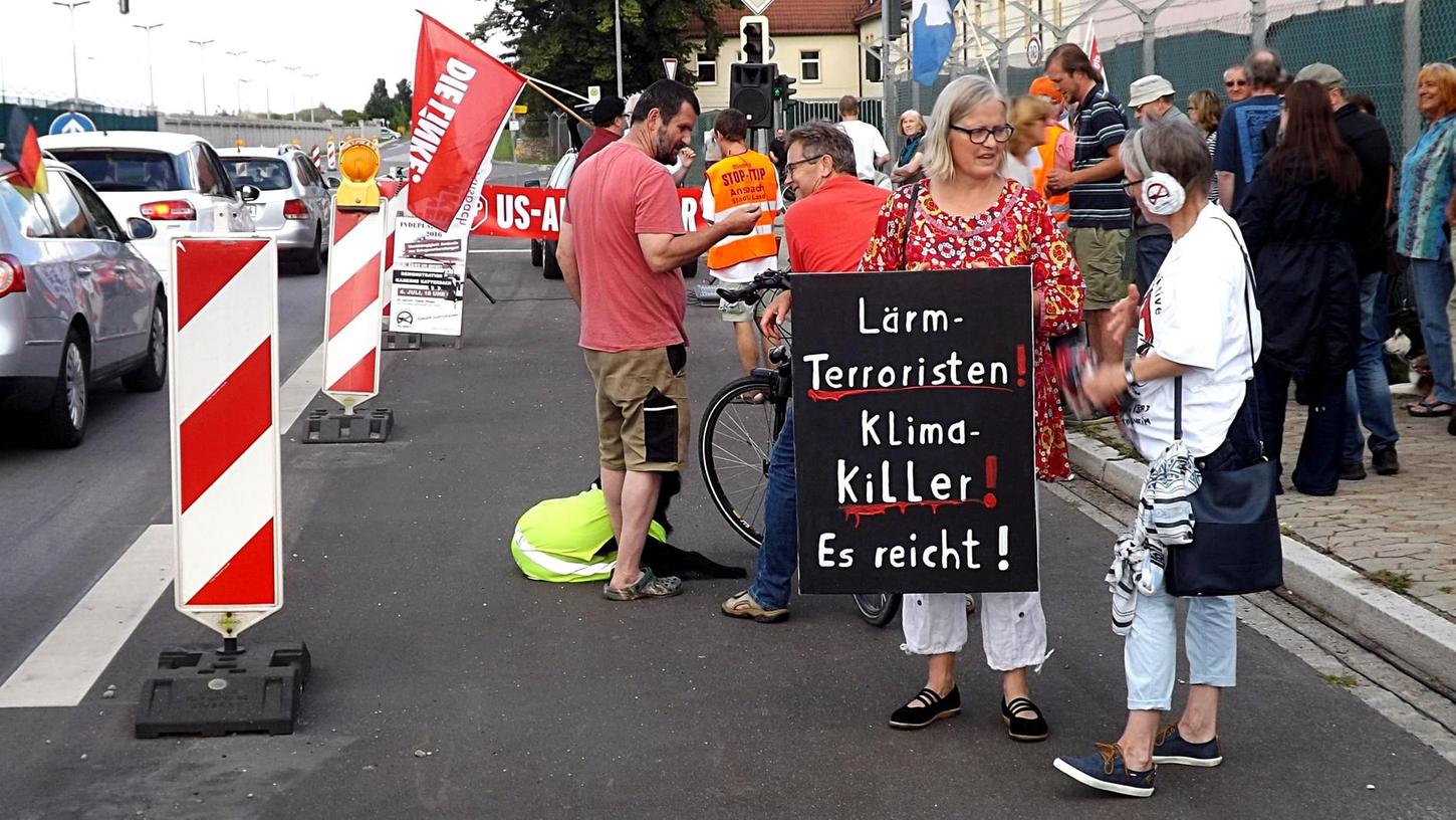 Während in der US-Kaserne in Katterbach der Unabhängigkeitstag gefeiert wurde, demonstrierten Anwohner vor den Toren gegen Fluglärm.