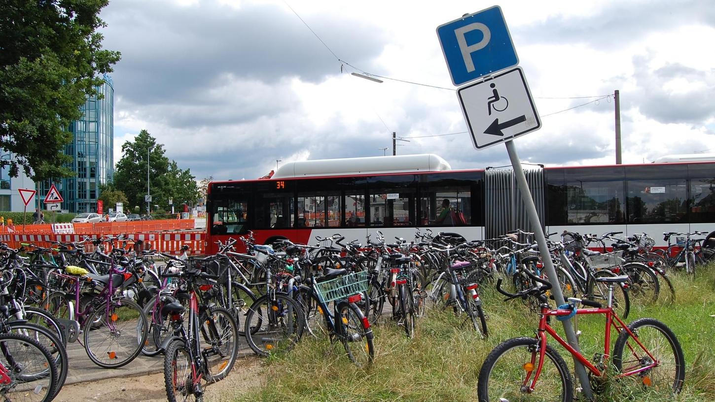 Wildes Fahrrad-Chaos an der Endhaltestelle Thon