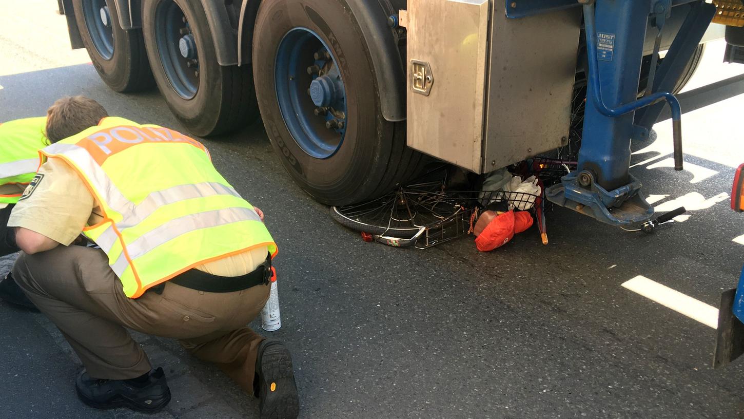 40-Tonner erfasst Fahrradfahrer: Radler nur leicht verletzt