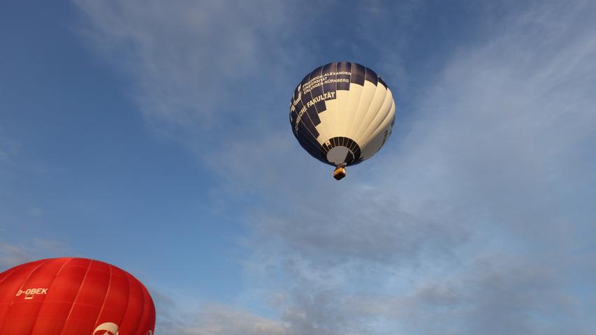Begleitet von neun weiteren Ballons steigt "Friedrich Alexander" in den fränkischen Himmel auf.