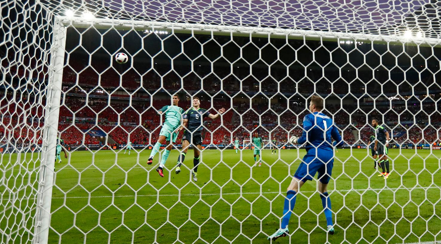 Wegweisend! Super-Wirbler Cristiano Ronaldo wuchtet den Ball ins Tor, am Ende siegt Portugal 2:0!