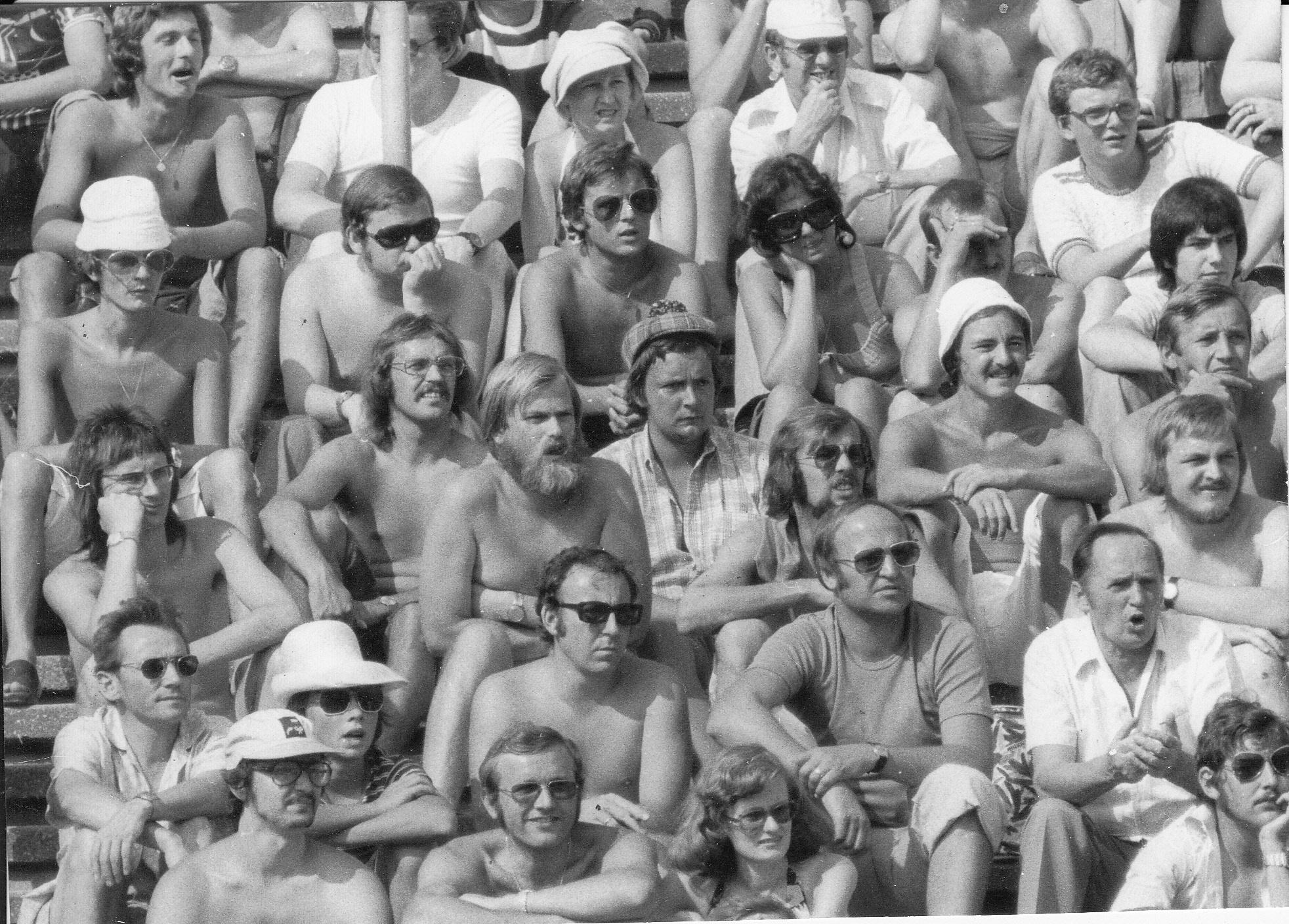 Viele der 14000 Zuschauer des ersten Punktespiels der neuen Saison, 1. FCN gegen Pirmasens, kamen am 10. August 1975 "oben ohne". Die anhaltende Hitze ertrug jeder, so gut er konnte - und manche konnten das nur ohne T-Shirt.