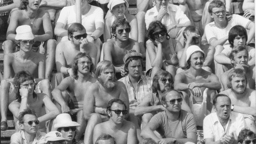Viele der 14000 Zuschauer des ersten Punktespiels der neuen Saison, 1. FCN gegen Pirmasens, kamen am 10. August 1975 "oben ohne". Die anhaltende Hitze ertrug jeder, so gut er konnte - und manche konnten das nur ohne T-Shirt. 