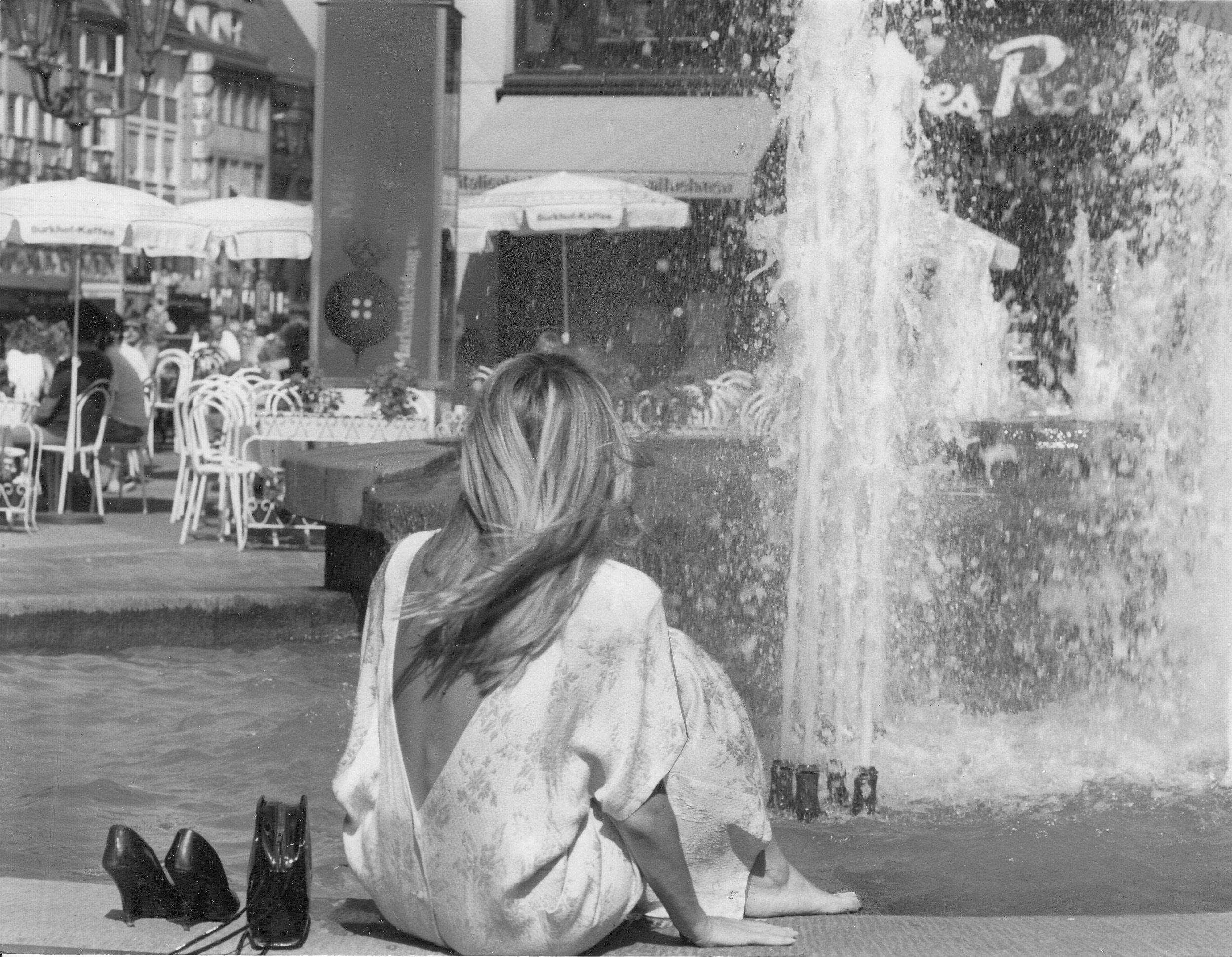 Einfach mal Füße und Seele baumeln lassen: Die Nürnberger Innenstadtbrunnen bieten den aufgeheizten Großstädtern eine willkommene Abkühlung. Wie hier am 17. August 1987.