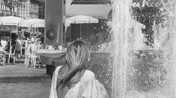 Einfach mal Füße und Seele baumeln lassen: Die Nürnberger Innenstadtbrunnen bieten den aufgeheizten Großstädtern eine willkommene Abkühlung. Wie hier am 17. August 1987.