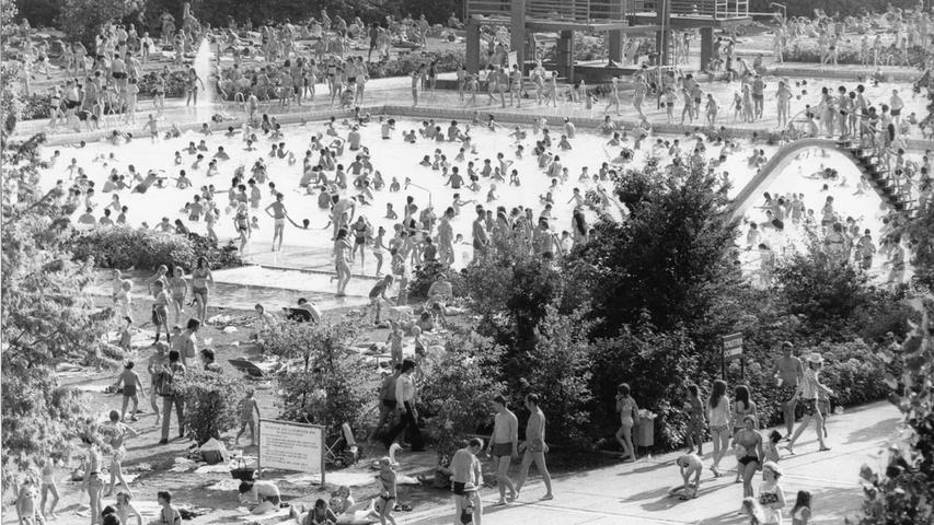 Die 1970er waren geprägt durch die "große Dürre Europas" 1976. Allerdings konnten auch die anderen Jahre mithalten. Am 19. Juli war es so heiß, dass 9958 Besucher ins Freibad West strömten - absoluter Besucherrekord für diese Badesaison.
