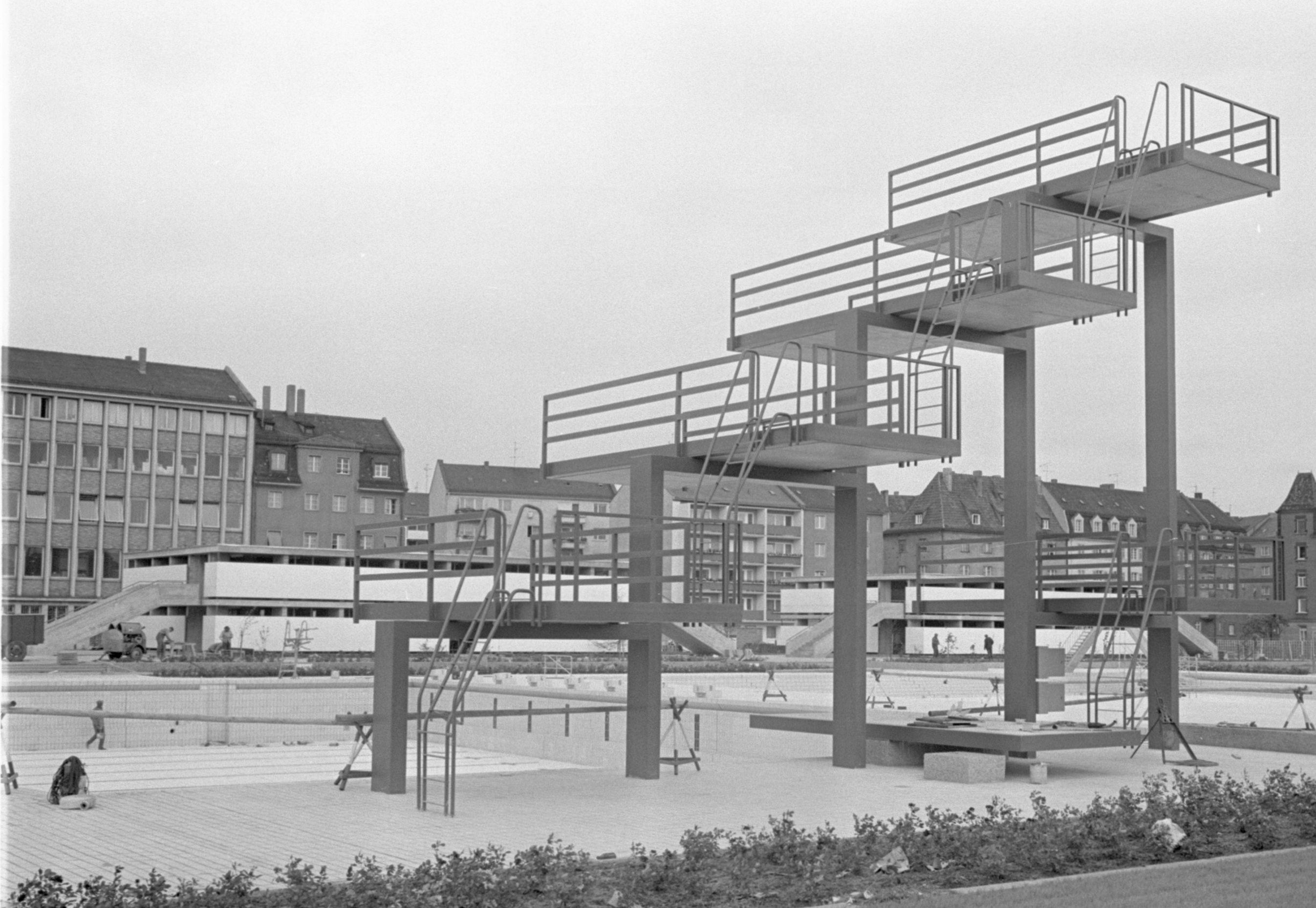 Abkühlung versprach eine Neuheit des Jahres 1966: Das Westbad sollte im Sommer öffnen. Allerdings sah es zwei Wochen vor der geplanten Eröffnung noch nicht nach Hitze aus. Am 29. Juni gab es frühlingshafte 13 Grad in Nürnberg.